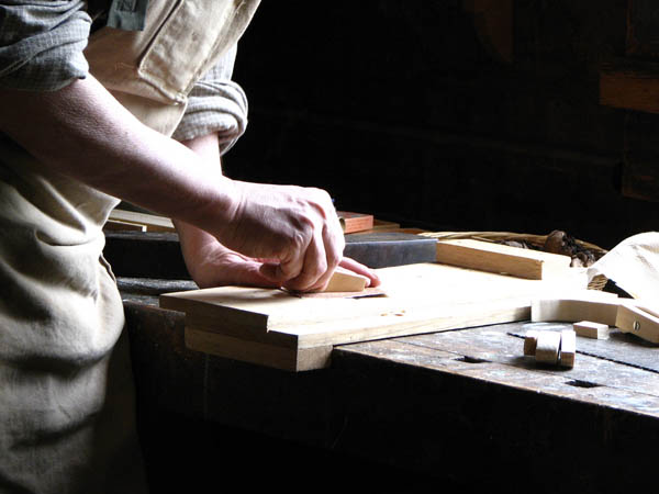 Nuestro equipo de profesionales cuenta  con muchos aÃ±os de contrastada <strong>experiencia</strong> en el sector de la <strong>carpinterÃ­a de madera en Gelida</strong>.